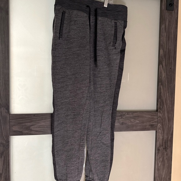 Lululemon gray jogger sweatpants size 4. EUC. - Picture 13 of 13